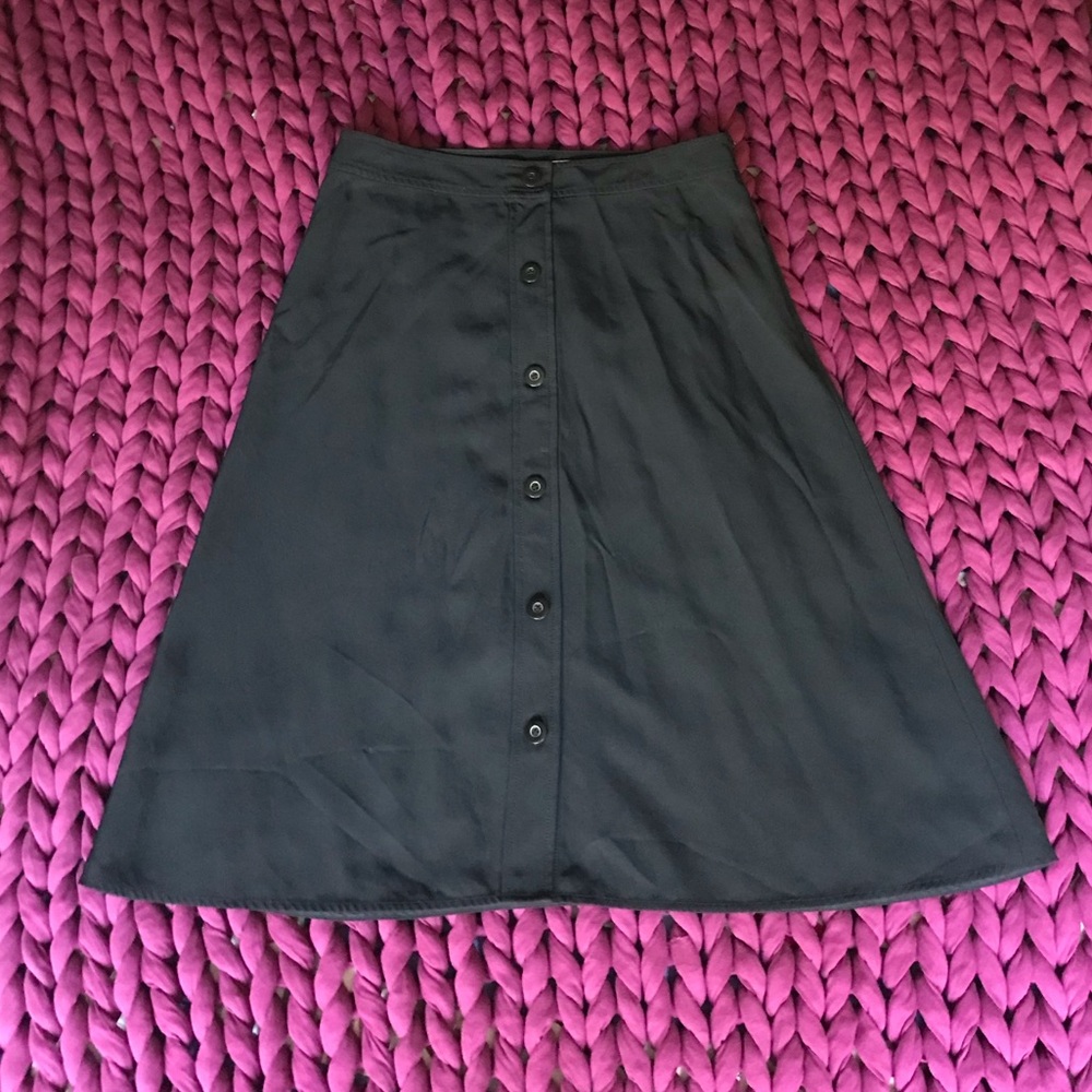adorable black Everlane “Japanese GoWeave” A line swing skirt size 6 (M)